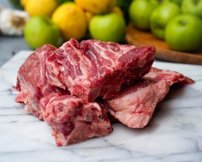 Свинина на кости охлаждённая 1 кг - купить в Хасауте-Греческом